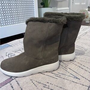 Skechers Women's olive Green Winter Boots GoGo mat technology